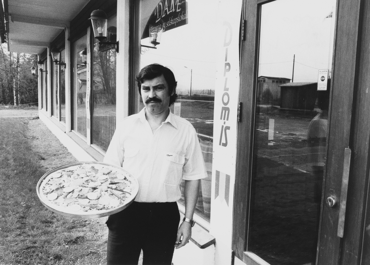 Dam kafe og selskapslokaler. Tomás Visedo drev pizzeria i lokalene. Bygningen ligger ved riksvei 4, ved dagens Mosenteret