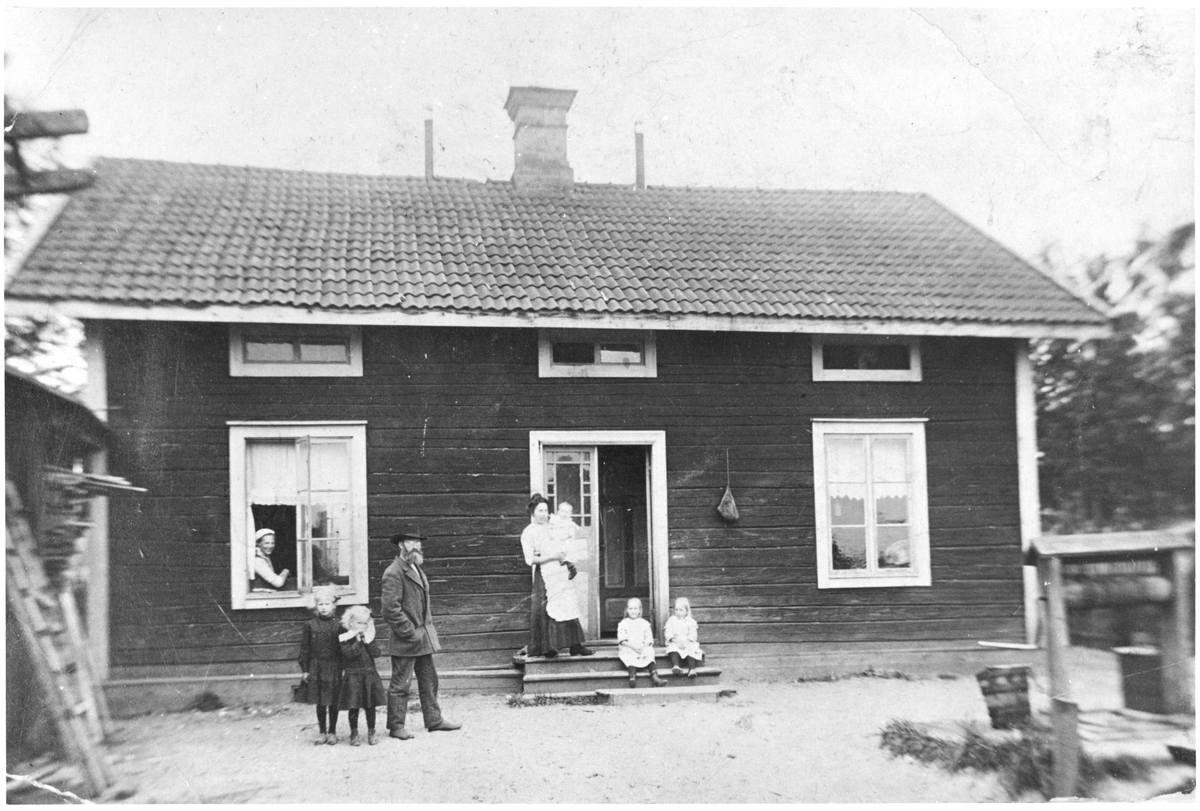 I fönstret. Maria Jönsson, stående fr.v. Naima Jönsson, Hildur Jönsson, Johannes Jönsson. Stående på bron Svea Jönsson.
