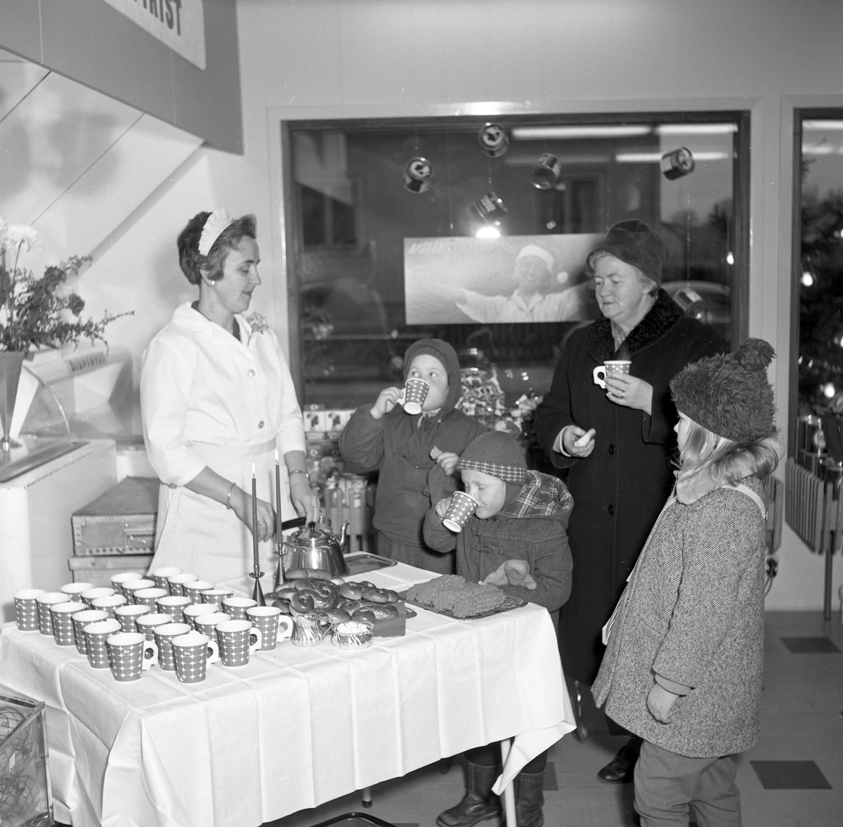 Konsum inviger en ny butik vid S&auml;vsj&ouml;v&auml;gen i Arvika den 14:e december 1961.