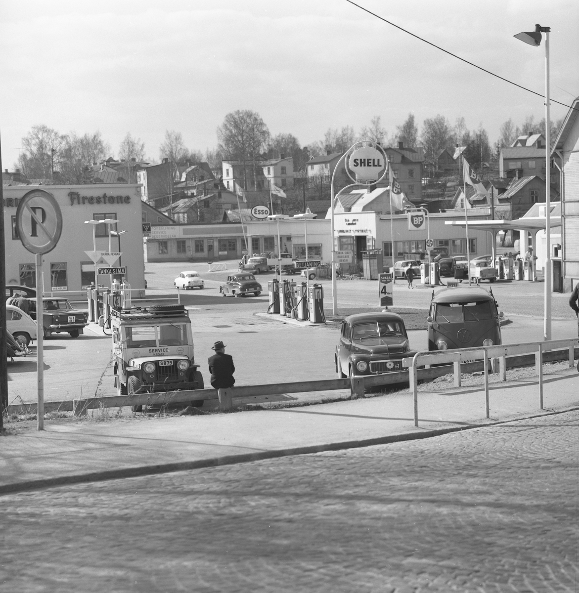 Bensinmackar längs den borttagna delen av Kyrkogatan i Arvika 1963.