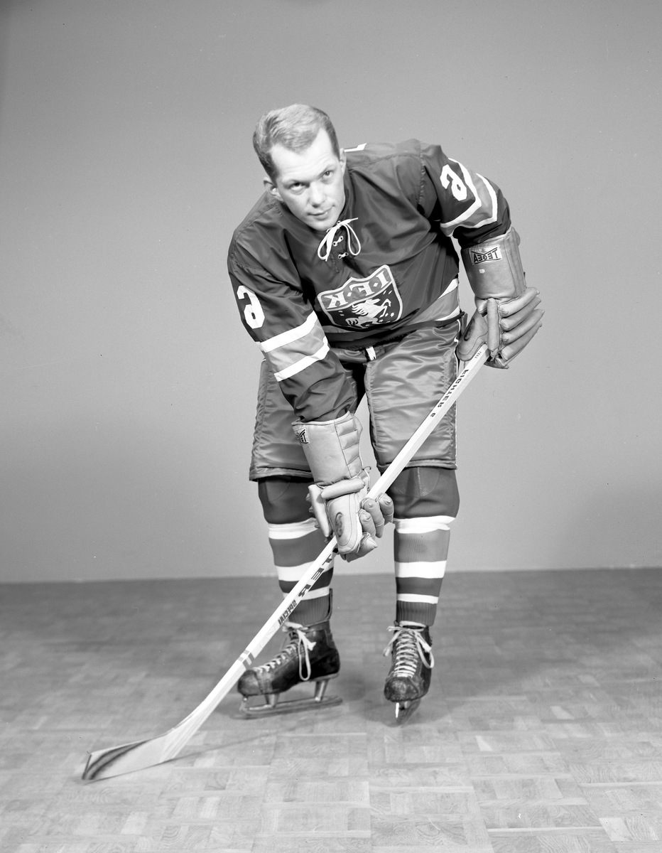 IFK Arvika byter ishockeydr&auml;kt. Bilden togs 63-10-25.