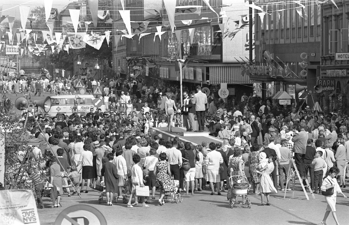 På fotografisk vandring med Bertil Ludvigsson i 1960-talet. Kommentera gärna om du vet något om bilden.