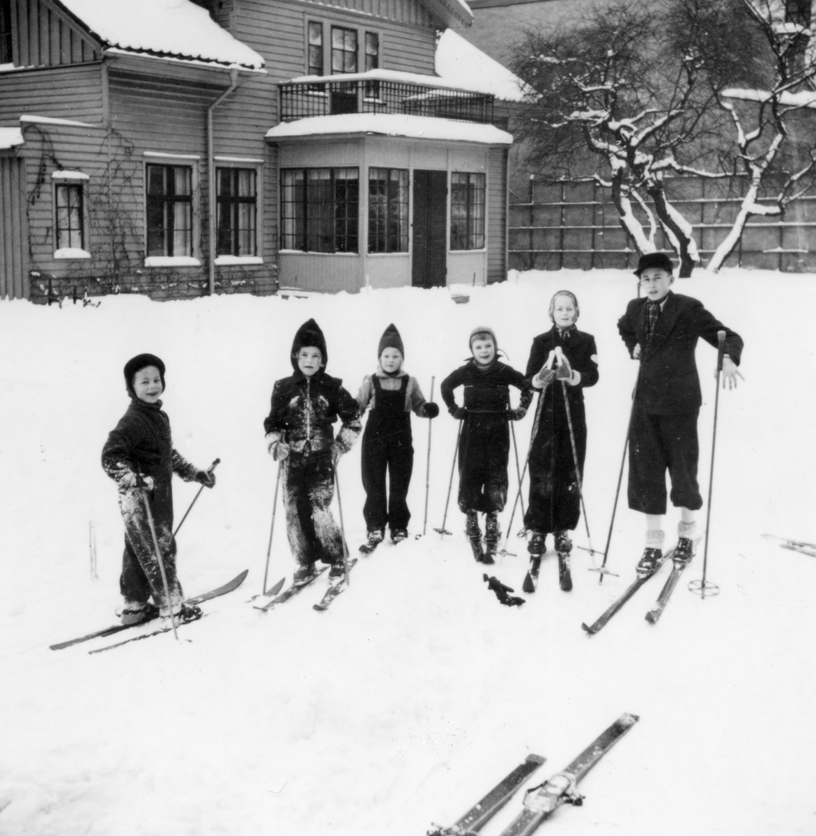 Rosenbadsgatan 11/ Rosenbad 4 troligen 1941. Från vänster: Leif Ronge, Mariann Törnqvist. Monica Löfberg. Lennart Lund. Anita Ronge och Lars Ronge.