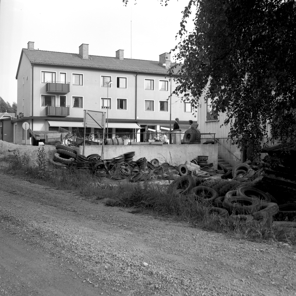 Någonstans i Värmland - från slutet av 1950-talet. Munkeruds gamla skola och den nyare i bakgrunden.
