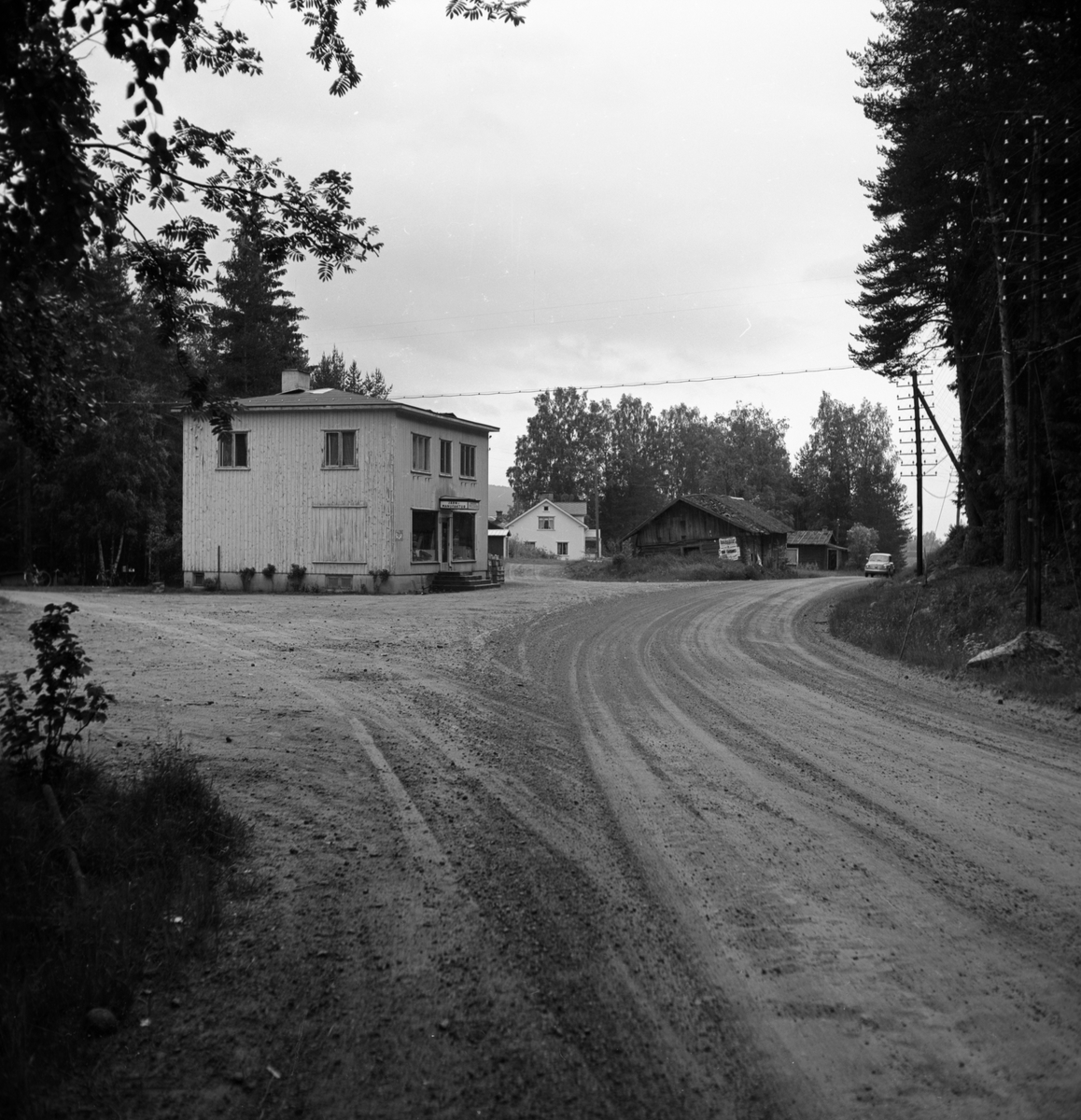 Någonstans i Värmland - från slutet av 1950-talet. Lämna gärna en kommentar om du vet något om bilden.