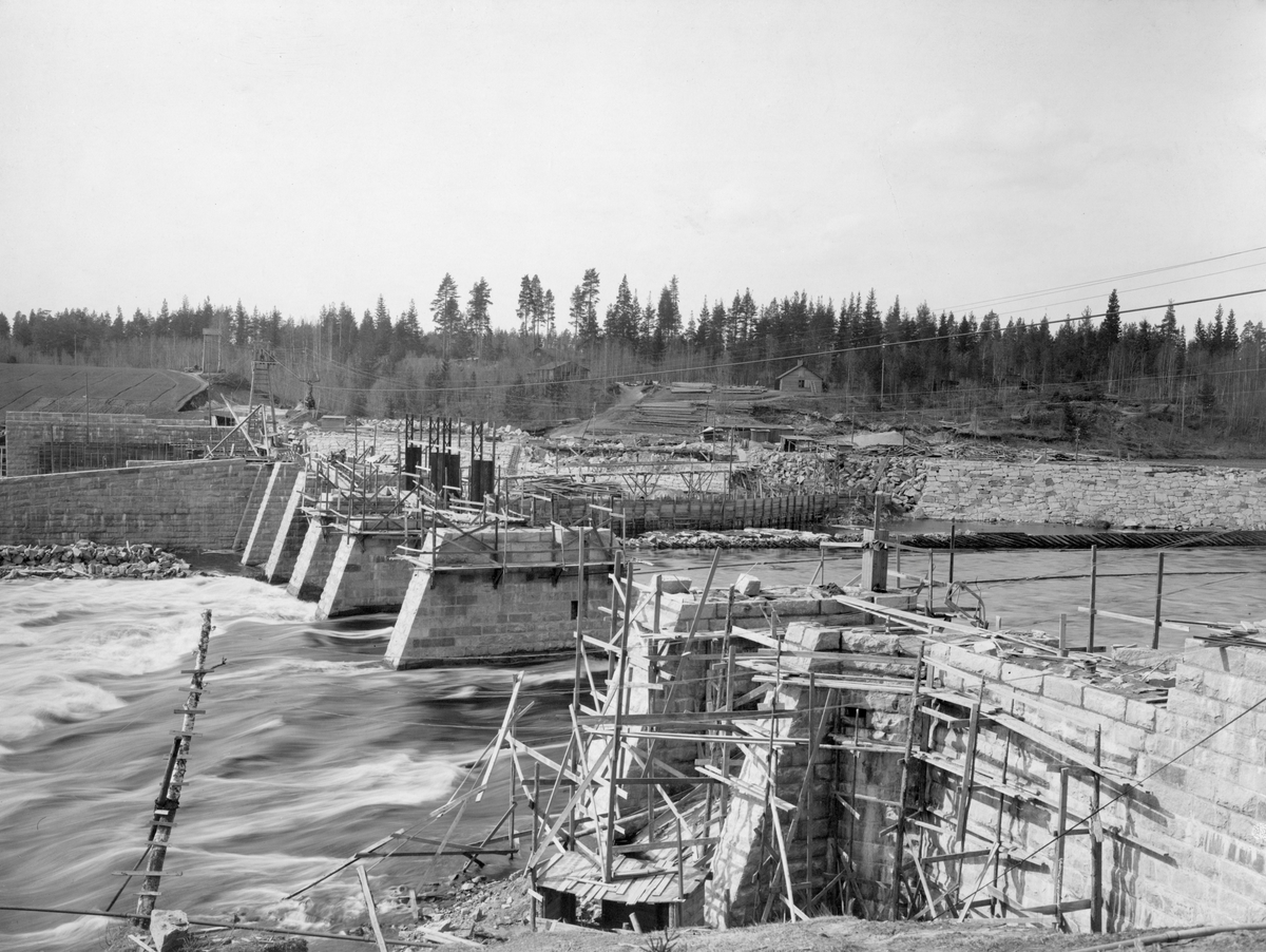 Kraftverk i Klarälvdalen från norr till söder.  En gåva till museet från Ingela Thorsell, Karlstad. Krakeruds kraftstation den 30 april 1919.
