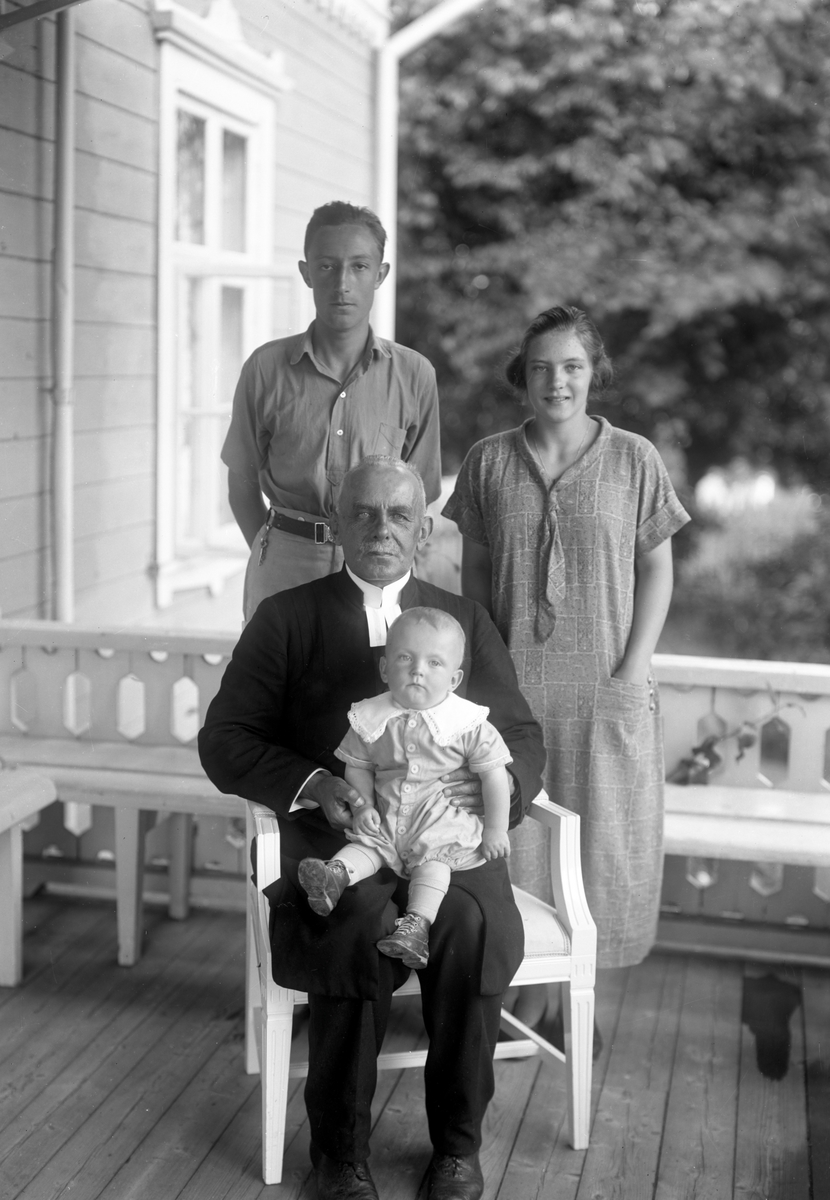 Präst i Rämmens församling med familjemedlemmar på en bild tagen i början på 1920-talet.