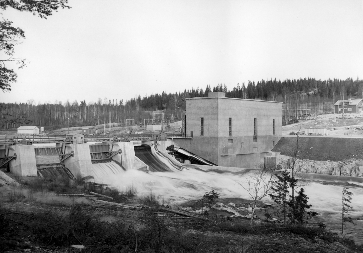 Kraftverk i Klarälvdalen från norr till söder. En gåva till museet från Ingela Thorsell, Karlstad. Skogaforsens kraftstation.