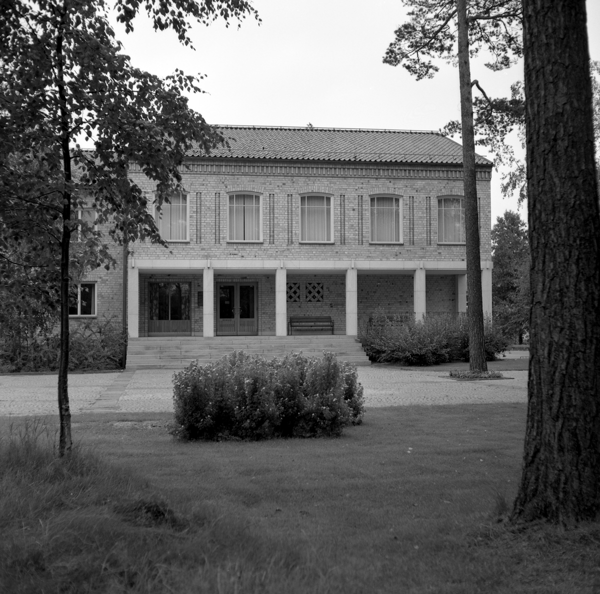 Någonstans i Värmland - från slutet av 1950-talet. Kommentar från användare: "Hammarö kommunalhus".