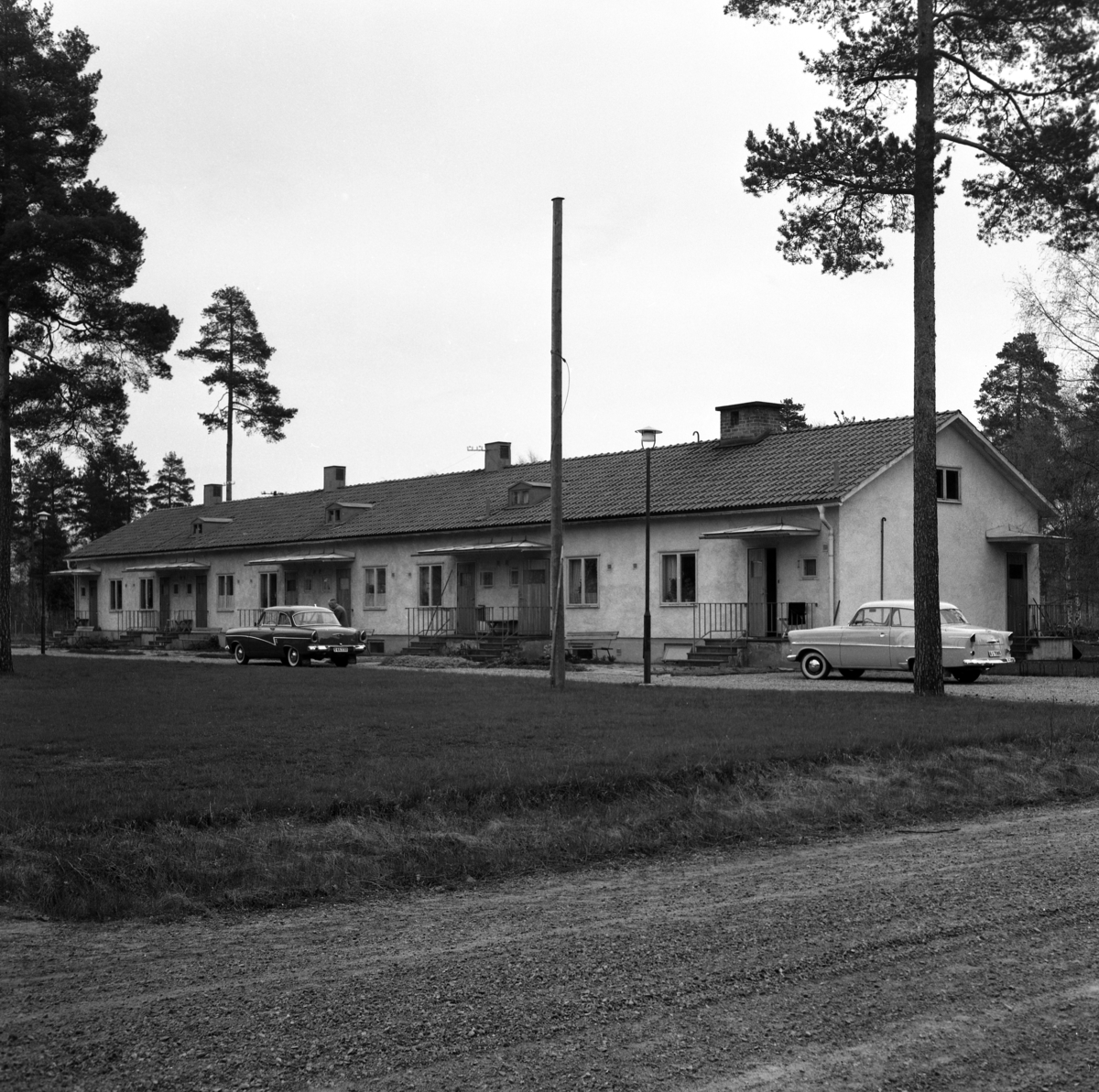 Någonstans i Värmland - från slutet av 1950-talet: Slottsbron. Lämna gärna en kommentar om du vet något om bilden.