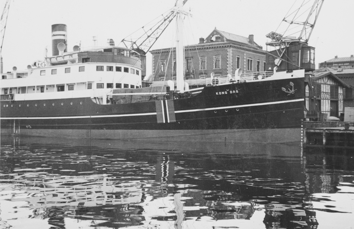 "DS Kong Dag har fått krigsmaling". Skipet ligger til kai utenfor Tollboden i Bjørvika i Oslo.