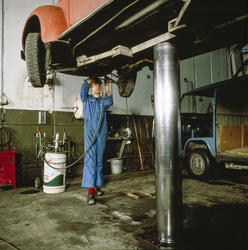 Bilverksted - smøring av bil på bukk