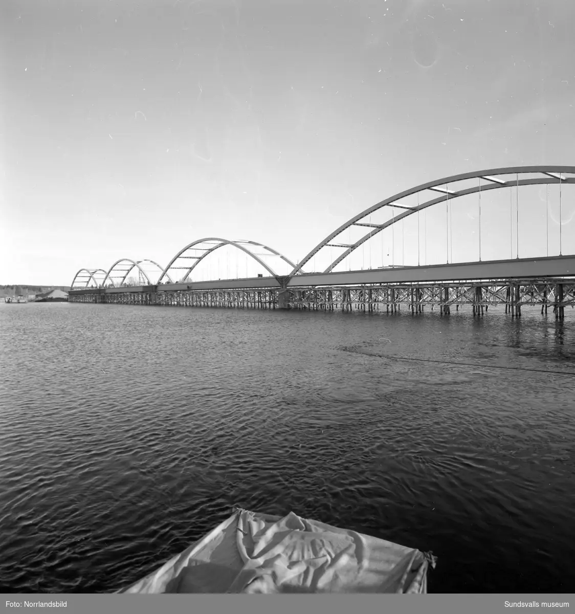 Vägmaskiner och byggare vid färdigställandet av bron över till Skeppsholmen vid Lövudden.