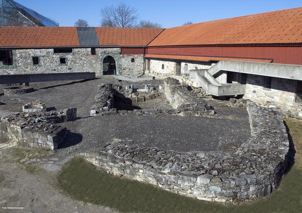 Lave ruiner av bispegården fra middelalderen omkranses av et låvebygg som har reist seg fra 1700-tallet fram til rundt andre verdenskrig, og ble deretter bygget om til museum av Sverre Fehn med hans råbetong, glass, stål og limtrekonstruksjoner i 1967-74.. Foto/Photo