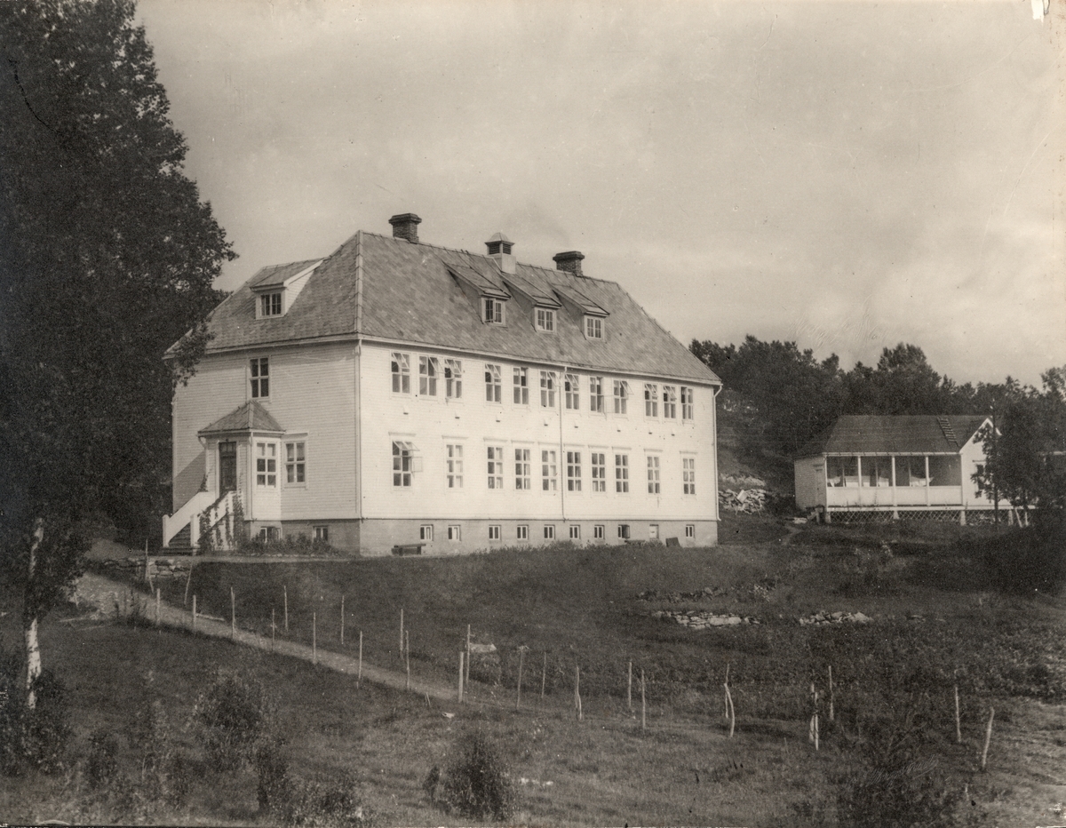 Gullhaugen tuberkulosehjem med "kurhallen" til høyre.
