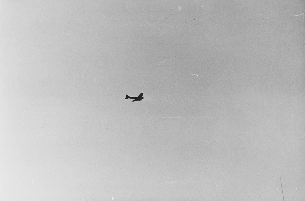 Tysk bombefly, trolig en Heinkel He-111, over Oslo i april 1940. Tekst fra album: "Det er bare våre "venner"." Heinkel He 111 var et mellomtungt bombefly produsert av Heinkel Flugzeugwerke, og ble utviklet i 1933.