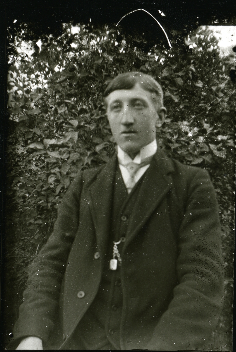 Bilde nr. 1 er et portrett av Arne Øyhus Lundmoen og bilde nr. 2 viser fire menn som sitter på bakken.