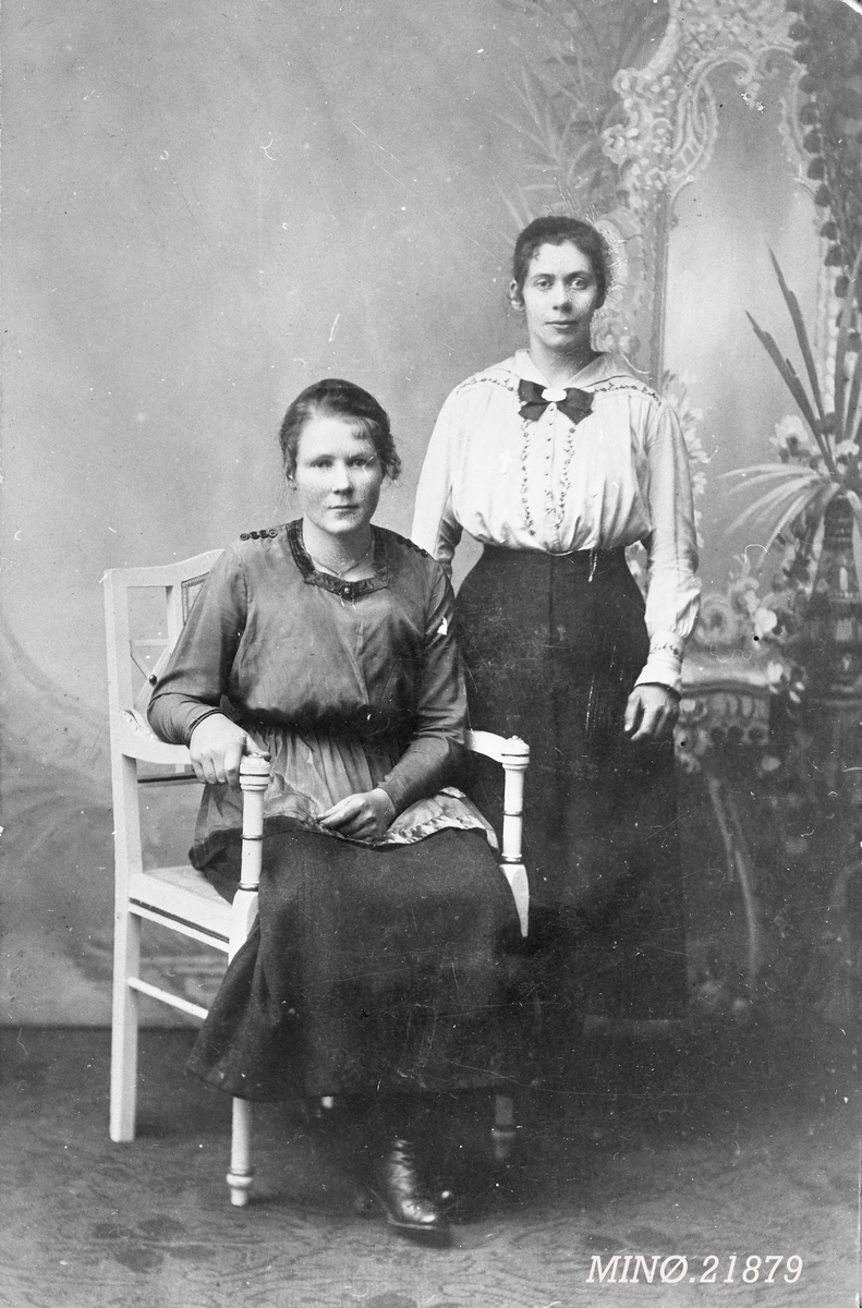 Portrett av to kvinner - Sissilia Løvholm og Almine Berget, gift Gisti