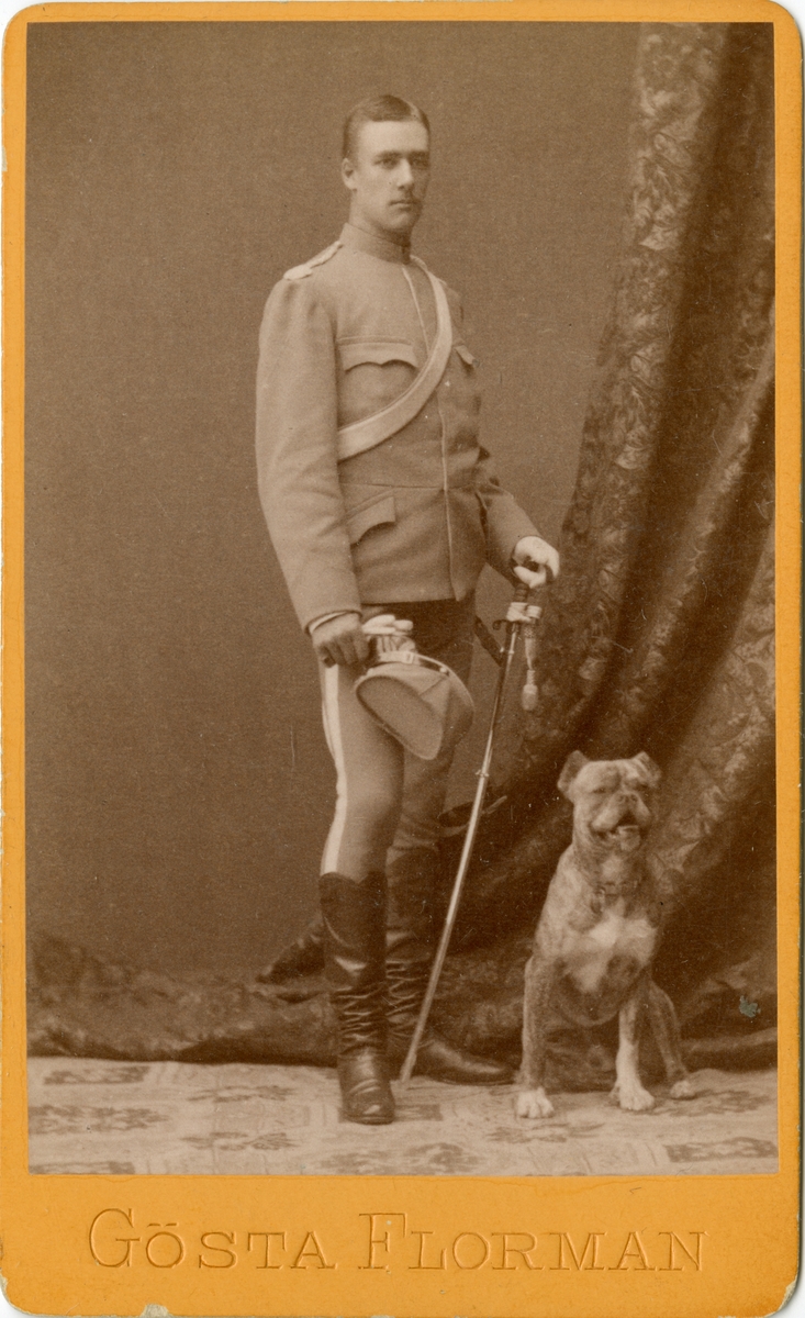 Porträtt av Claes Erik Peyron, underlöjtnant vid Livgardet till häst K 1.
Se även bild AMA.0008266.
