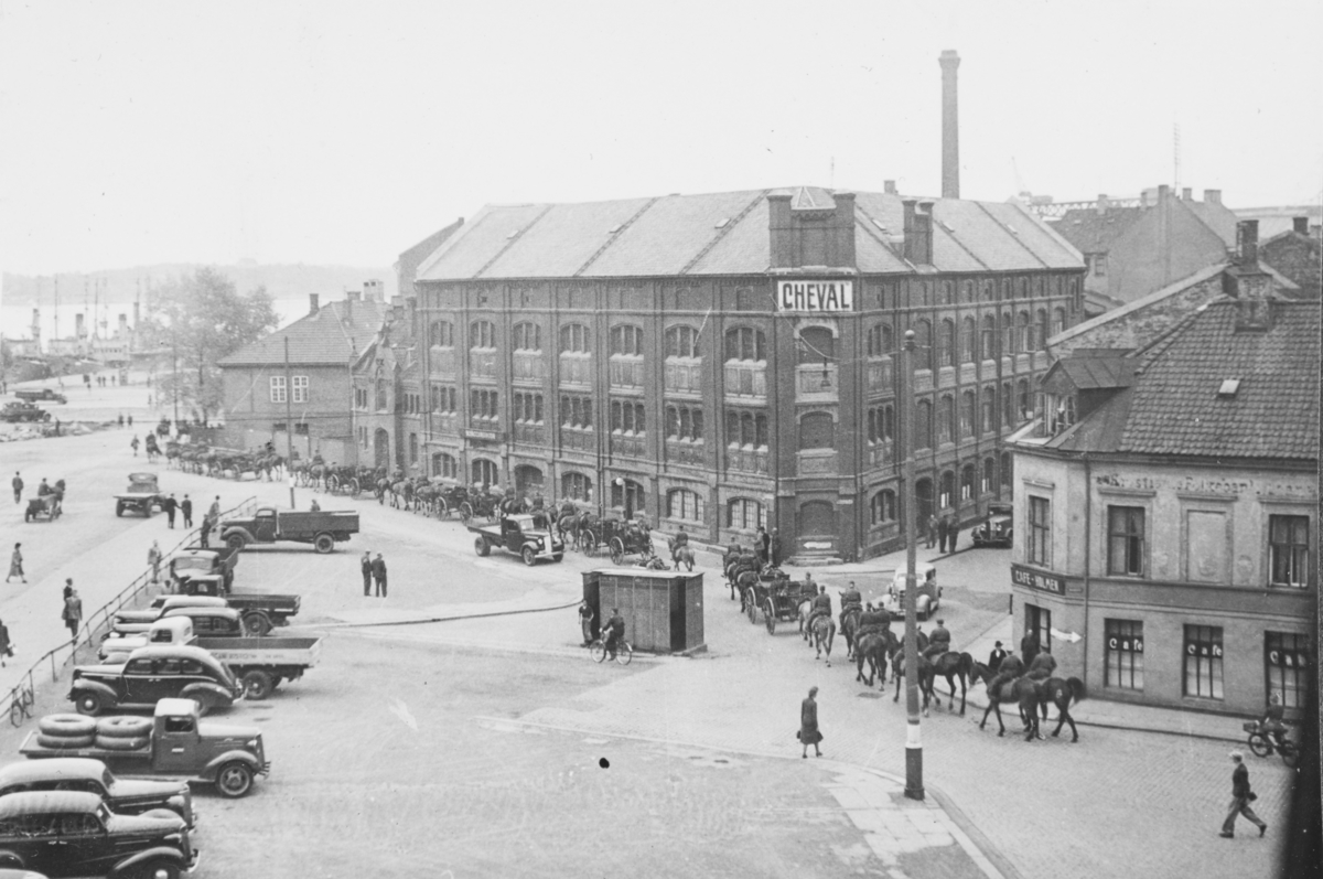 I bakgrunnen Cheval, som var Oslos største dyrehospital. I forgrunnen tysk materielltransport. Til høyre cafe Holmen.