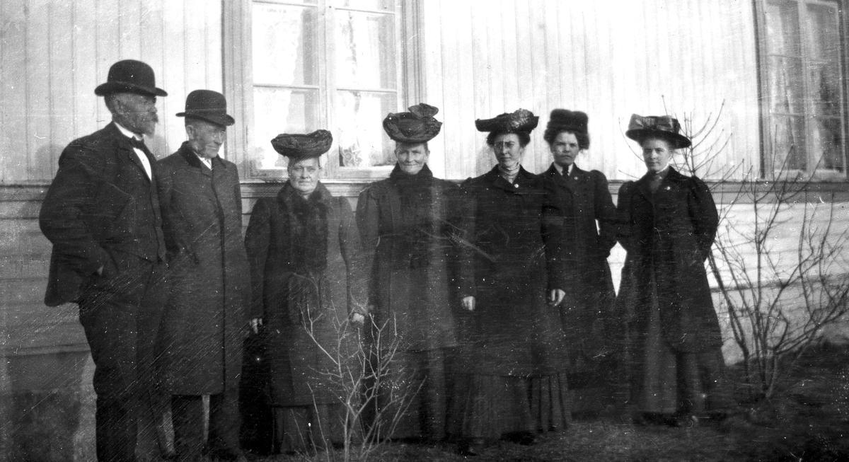Gruppbild. Från vänster 1. J. Östblom, 2. L. J. Lindström, 3. Anna Lindström d.ä., 4. Anna Östblom, 5. Anna Lindström d.y., 6. Okänd och 7. Hanna L. Lundgren.