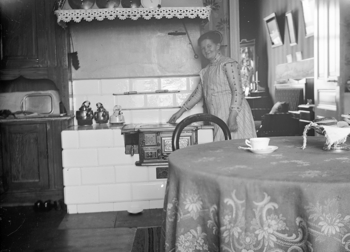 I köket. Tidsomfånget är 1900 - 1940