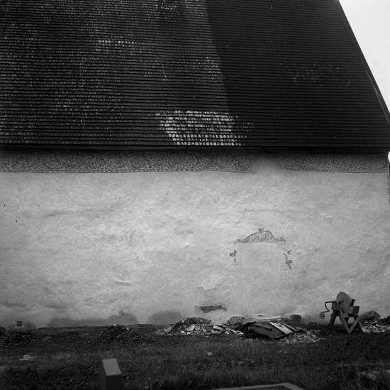 En kyrkvägg med en gammal fasaddekoration.
Sjösås gamla kyrka. 1943.