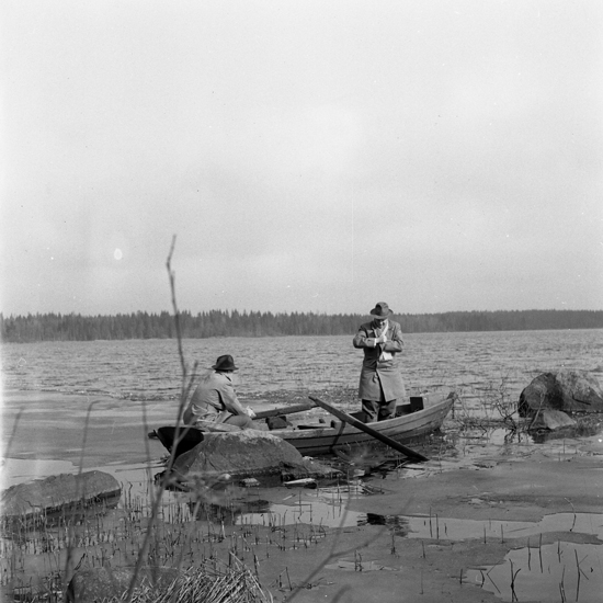 Vittjande av ryssja i Östersjön vid Tjugosjö, 1957, J.E. Anderbjörk intervjuar Nils Tedgård.