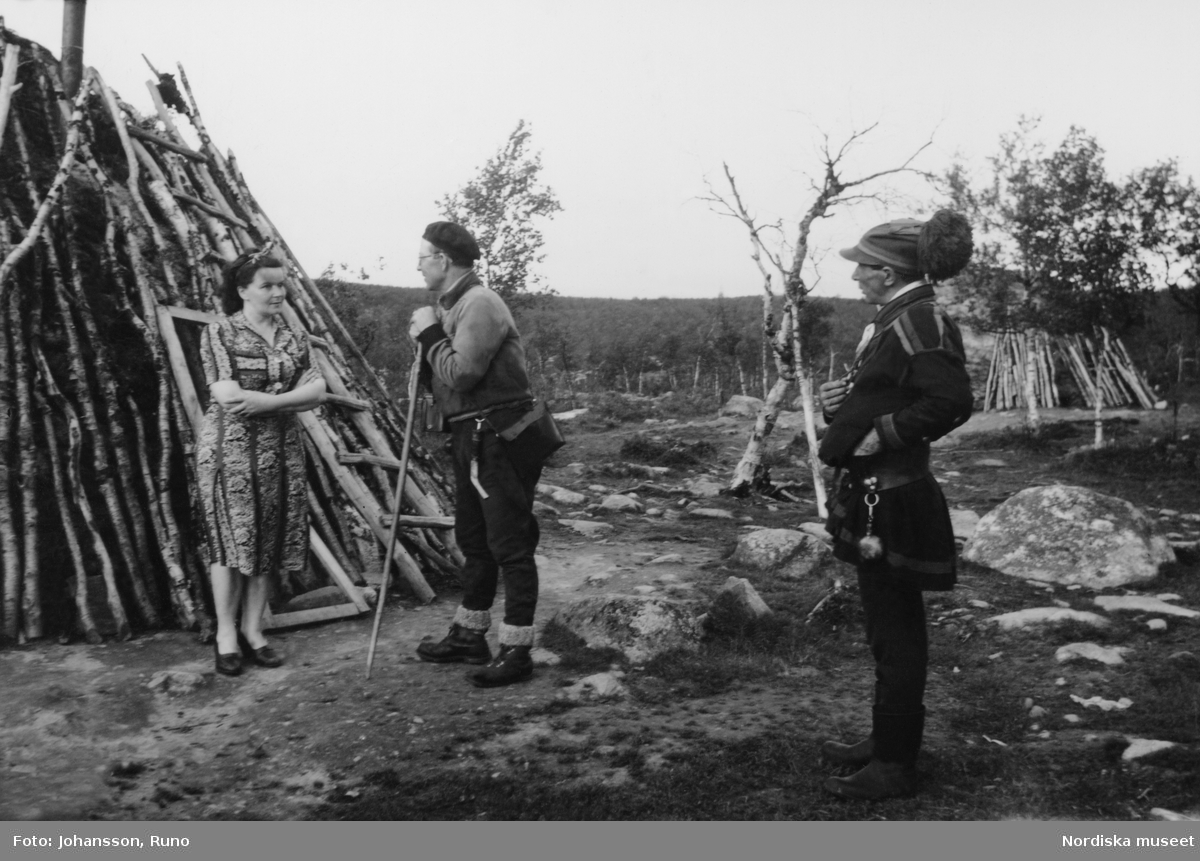 Besök vid visteskolan i Laimolahti. Lärarinnan, fru Ruong, intendent Ernst Manker och Olof Turi. Nordiska museets Lappmarksinventering.