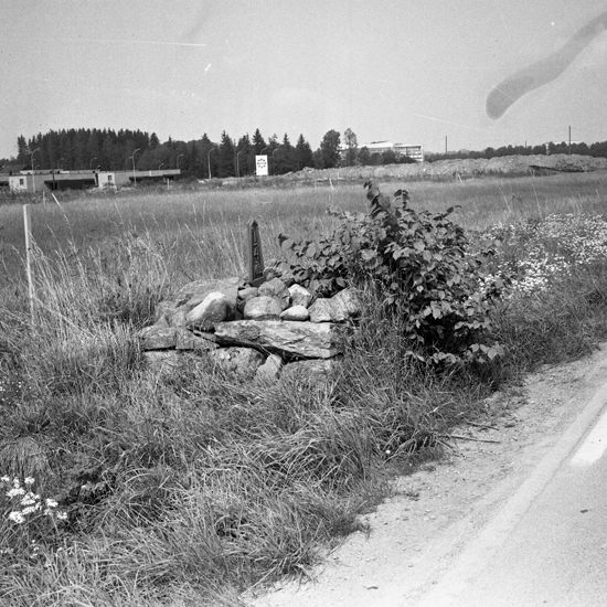 Milsten med fundament på Teleborg. Telestadsvägen, ca. 1972