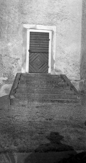 Foto på en dörr med en trappa.