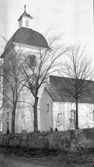 Foto på Fryele kyrka med kyrkogårdsmuren.
Kyrkan uppfördes 1788 - 1792 efter ritningar av arkitekt Thure Wennberg och invigdes 1795 av biskop Olof Wallquist. På samma plats fanns en tidigare kyrka uppförd på 1200-talet. Nuvarande stenkyrka består av rektangulärt långhus med tresidigt kor i öster och kyrktorn med huvudingång i väster. Norr om koret finns en tillbyggd sakristia.
