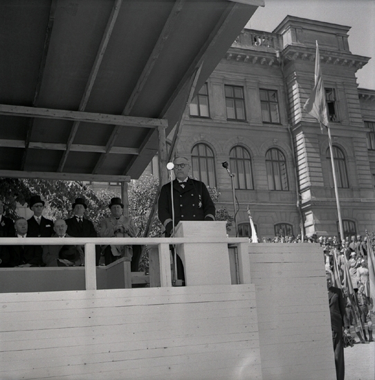 Jubileumsutställningen. 
Landshövding August Beskow i talarstolen. Bakom honom skymtar
en del av hedersgästerna i höga hattar m.m.

August Beskow (1882-1946), landshövding i Växjö (Kronobergs län)
1925-1944.