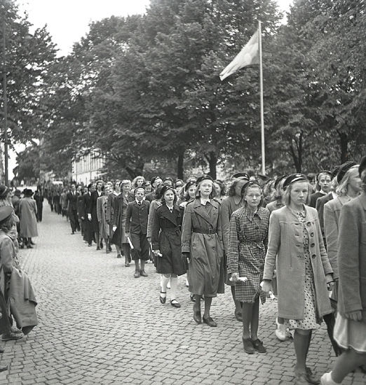 300-årsjubileet, 1943. 
Marsch med en mängd flickor och pojkar i skolmössa m.m., på väg in i domkyrkan.

Växjö Gymnasiums 300-årsjubileum. (AB).