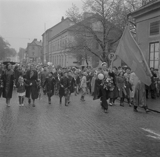Studenterna tredje dagen, 19/5 1954. 
Studenter och anhöriga m.fl. på väg längs Storgatan mot Stortorget. 
Till höger i bakgrunden skymtar Smålandspostens hus och Strykjärnet.