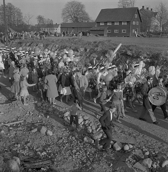 Studenterna, tredje d. 1960. 
Studenterna m.fl. tågar iväg nerför Fagrabäcksvägen.  I bakgrunden syns
några av husen vid Östrabo.