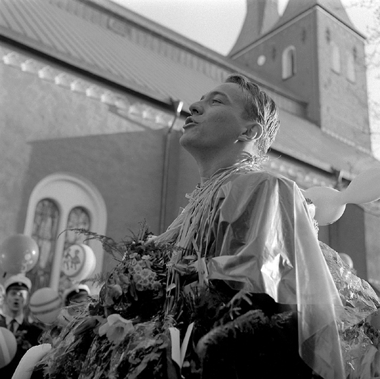 Studenterna, tredje d. 1960. 
En student håller tal vid Esaias Tegnérs staty. I bakgrunden 
syns domkyrkan.