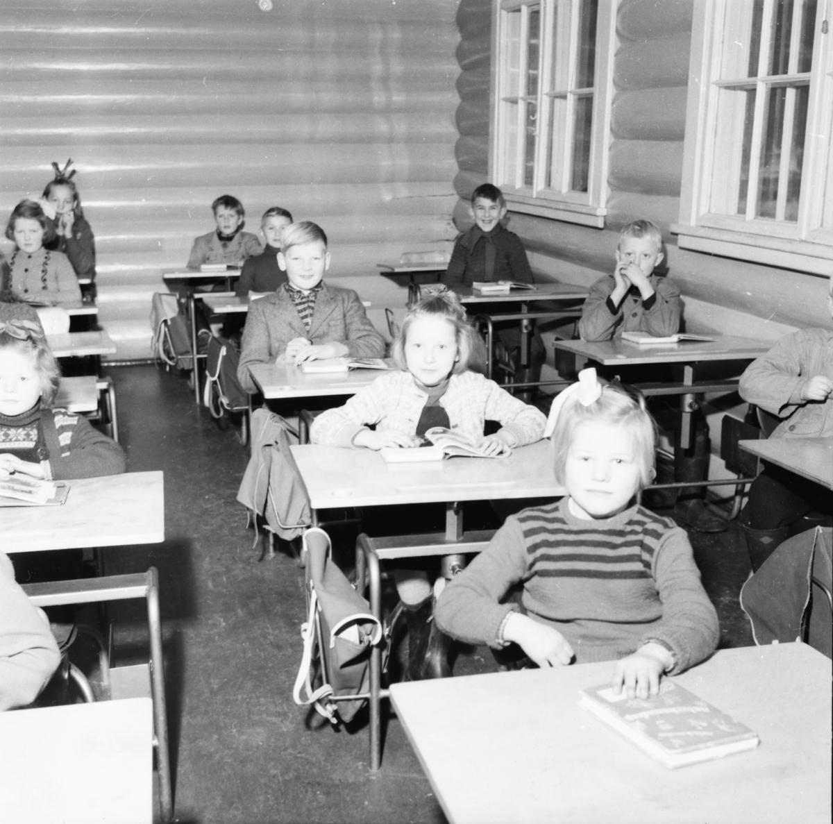 Vardens arkiv. "Skolebarn i Kviteseid" 08.01.1954