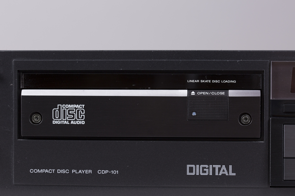 16-bits CD-spiller i sort plastkabinett.