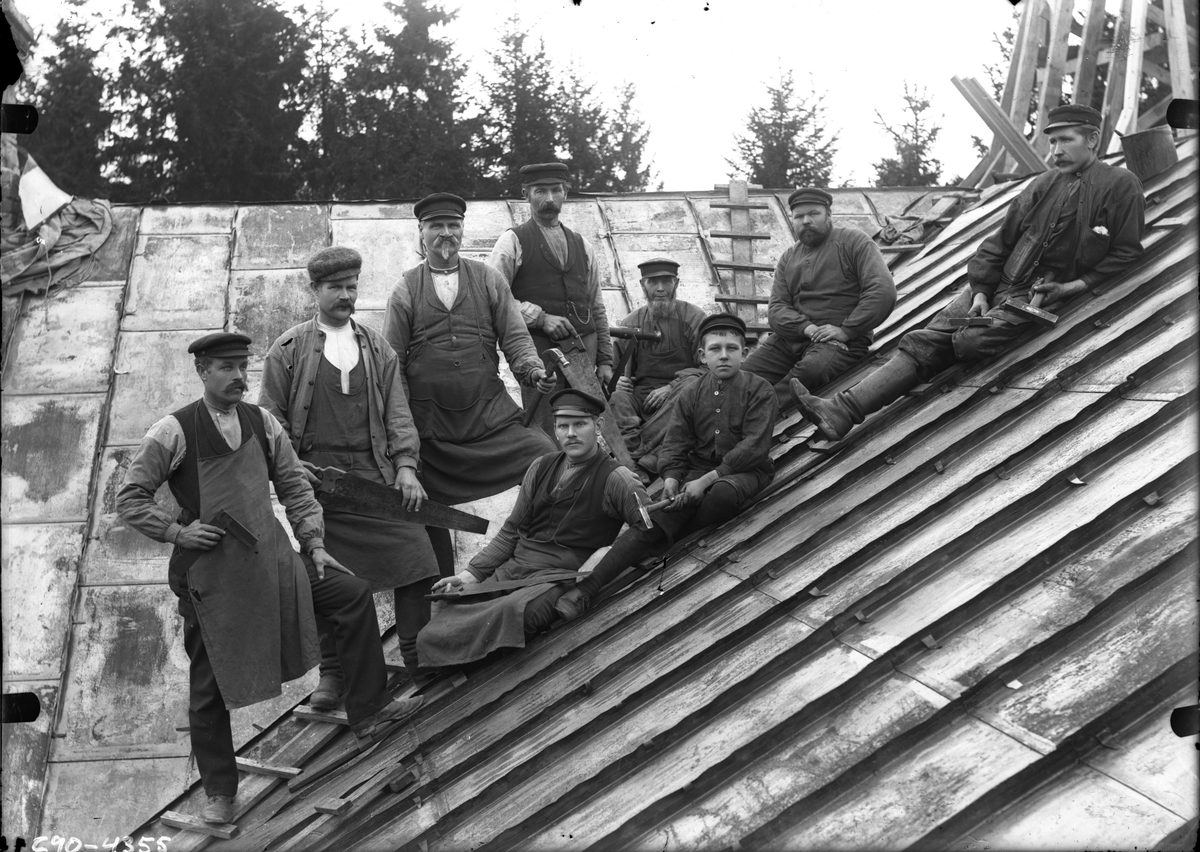 Nio byggnadsarbetare på tak.
