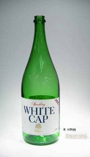 Flaska.
Beskrivning: Cylindrisk nederdel, mjuk övergång i insvängd och konisk överdel.
Färg: Smaragdgrönt klarglas.
Mått: Övre diameter: 28 mm. Bottendiameter: 102 mm. Rymd: 1,5 cl.
Märkning: Två vita etikettermed text. "Sparkling White Cap 1,5 l serveras väl avkyld, (äppelskörd i siluett.) 2,25% max volym - % alkohol, Marknadsföres av Falcon AB, tel 0346 - 14050". På baksida (med bild av ett äppel i fonden) "White Cap Cider är framställd.... tillverkad av Vin & Likörfabriken Marli, Åbo" + datakod. Relief i botten. "PLM, H18".
Inskrivet i huvudkatalogen 1980.
Funktion: Ciderflaska