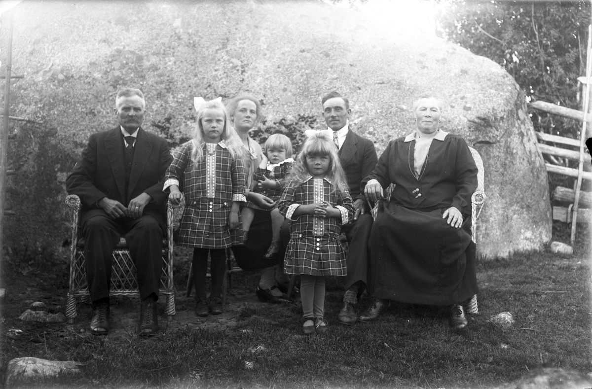 Familj från Vallåsen. Foto efter år 1928.



