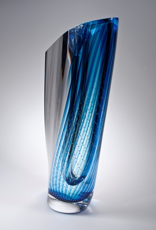 Vas,  formgiven av Göran Wärff.
Friblåst med ett blått, räfflat, underfång, vilket även försetts med blåsor.
Kraftig snedställd och slipad mynning.