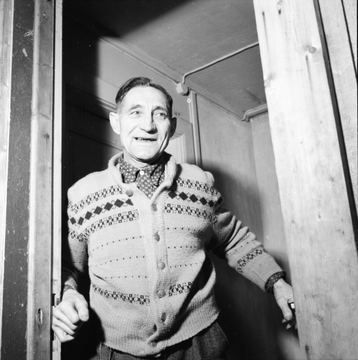 Vardens arkiv. "Harefarm på Rjukan" 06.01.1954