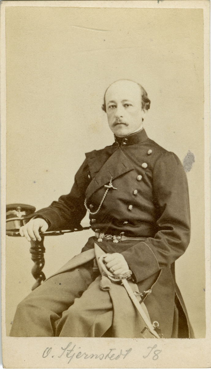 Porträtt av Lars Oskar Stjernstedt, löjtnant vid Upplands regemente I 8.
Se även AMA.0008551.