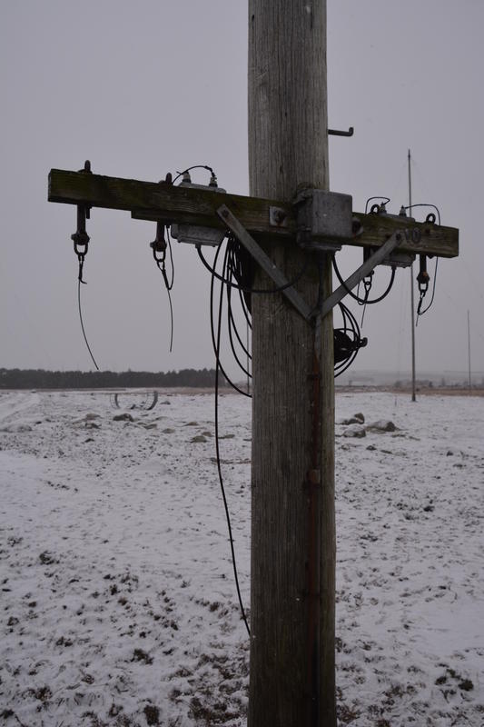 Master og antenner. Skjæveland nærbilde av trestolpe Rogaland radio mottakerstasjon (Foto/Photo)