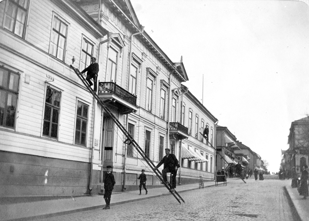 Uppsättning av luftledning på Rettigska huset, Södra Kungsgatan 1.