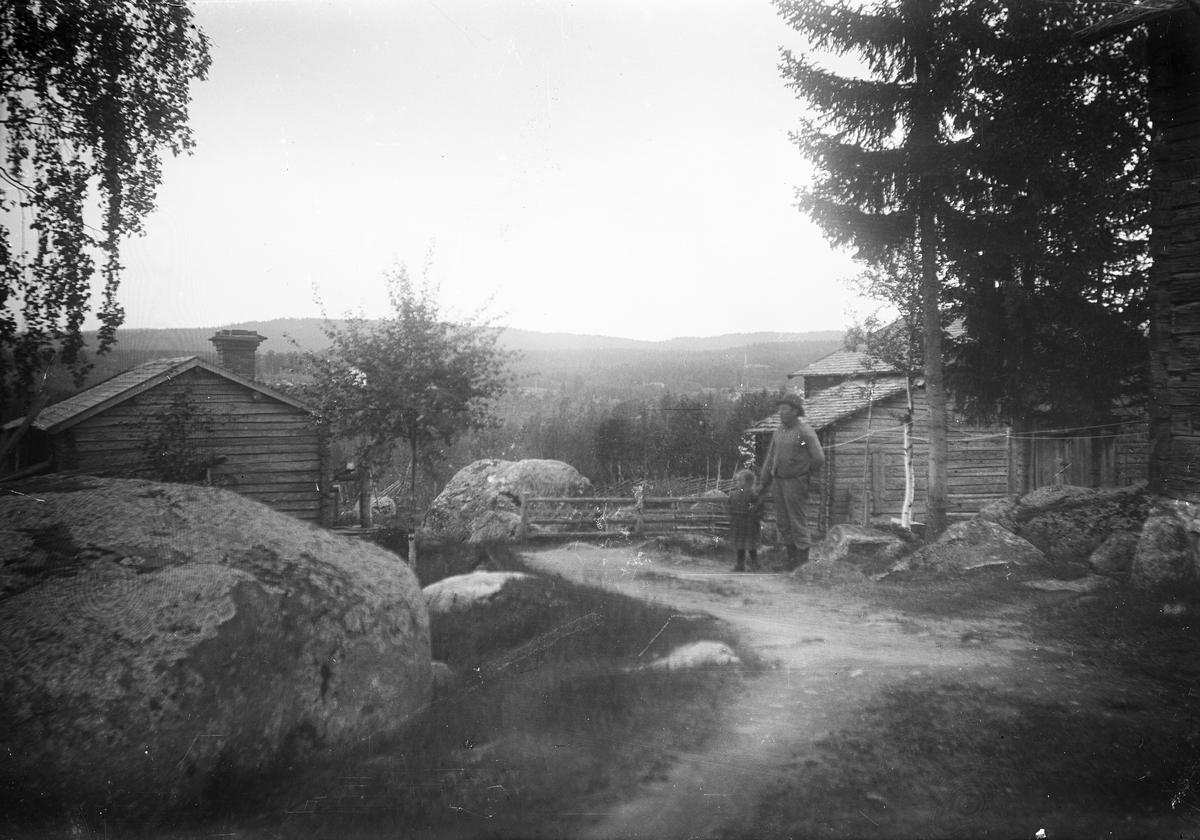 Utsikt från Höks torpet, Långhed. Med på bilden Per Persson med sitt barnbarn Hildur Lind.
