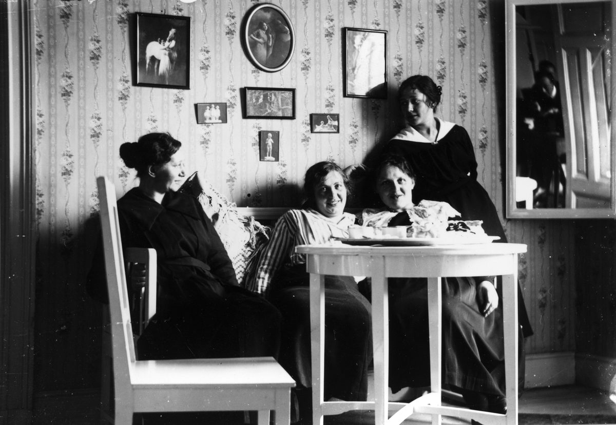 Från vänster: Frida Swanström, Astrid Swanström, Elisabet Swanström och Gunborg Swanström, alla systrar. Fotografen i spegeln är Erhard Nilsson, senare gift med Astrid.