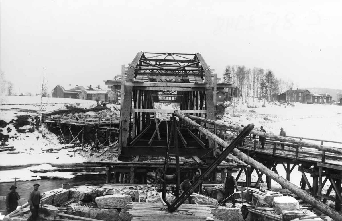 Landsvägsbron över Voxnan nästan klar, den invigdes 1917.